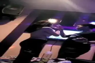 Gadis Venus Berkacamata Di Tempat Karaoke